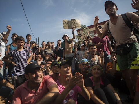 Vluchtelingen op Lesbos protesteren tegen de trage verwerking van hun registratie.