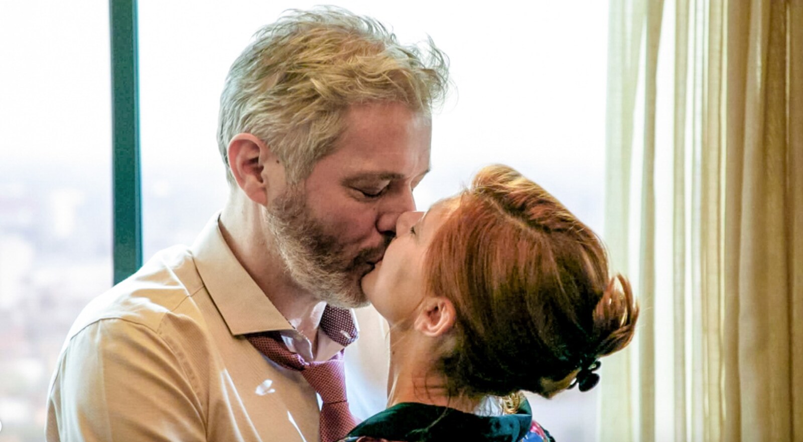 Thuis geef ik geen details over het feit dat ik met een ander heb liggen  zoenen”: Kürt Rogiers (54) over liefde op en naast het scherm | Foto |  hln.be