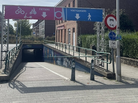 De spoorwegtunnel aan het station van Heist kreeg extra signalisatie.