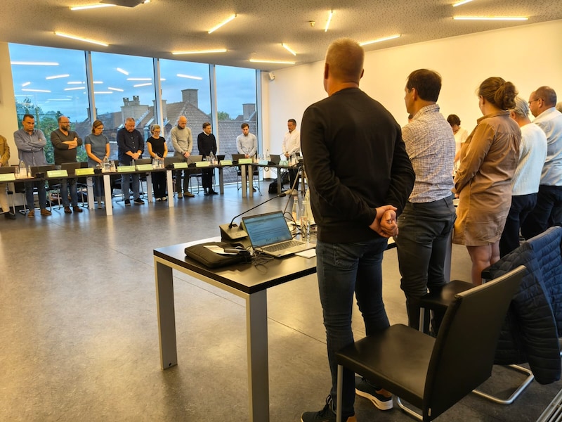 Gemeenteraad start met een minuut stilte voor overleden Lobke (20)