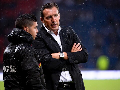 Zakaria Bakkali in overleg met bondscoach Marc Wilmots.