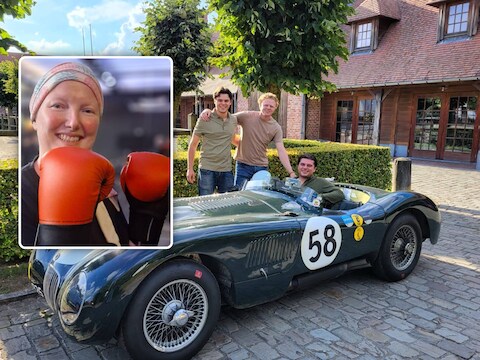 Elias Holvoet, Lars Vermeulen en Paulin Berbiers bij en in een Jaguar C-type van 1952, bij restaurant La Rive. Tillo Roobroeck ontbreekt op de foto / (inzet: de strijd van Melanie Lecoutere uit Heule zette de organisatoren aan om iets te doen voor Kom op tegen Kanker)