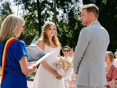 Burgemeester Elsie Sierens huwt ‘Blind Getrouwd’-koppel in het Reinaertpark in Destelbergen: “Ik voelde echt een positieve vibe tussen hen”