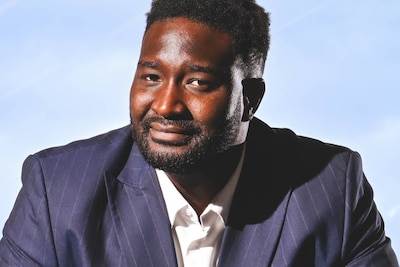 Wie is Chris Sugira (34), uw nieuwe geldexpert? “Waarom beleggen? Dat leg ik uit met hamburgers”