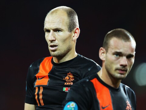 Het is voorbij voor de Nederlandse sterren: Robben en Sneijder stappen straks het vliegtuig op naar Nederland.