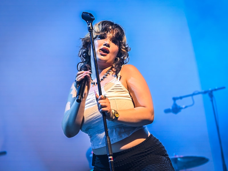 Lola Young worstelt met ‘wardrobe malfunction’ tijdens optreden op Rock Werchter: “Dit topje gaat in de vuilbak!”