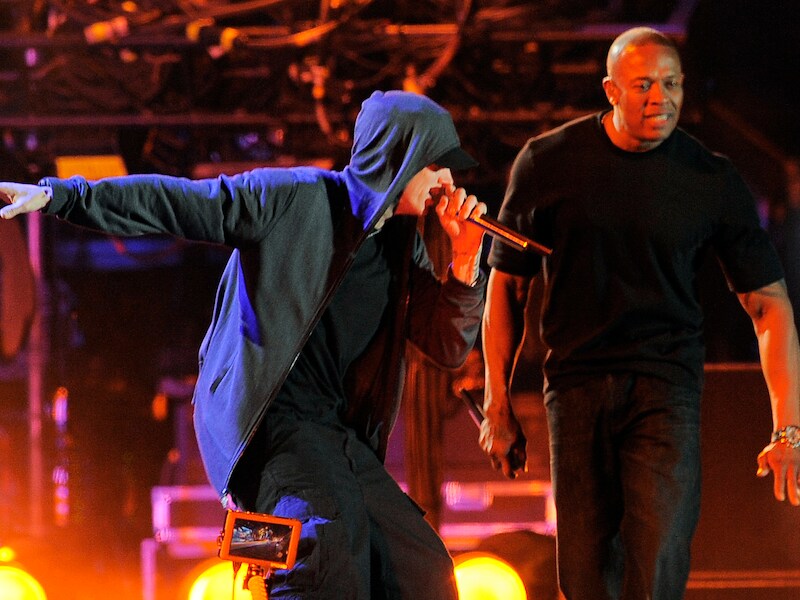 Eminem (links) en Dr. Dre samen op het podium, vorig jaar april tijdens het Coachella Valley Music and Arts Festival in Indio, Californië.