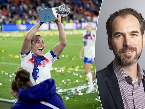 Het Engelse vrouwenelftal verdedigde zondagavond met succes de Europese titel met succes verdedigd. Na afloop verraste rechtsback Lucy Bronze met de onthulling dat ze het hele toernooi had gespeeld met een scheenbeenbreuk.