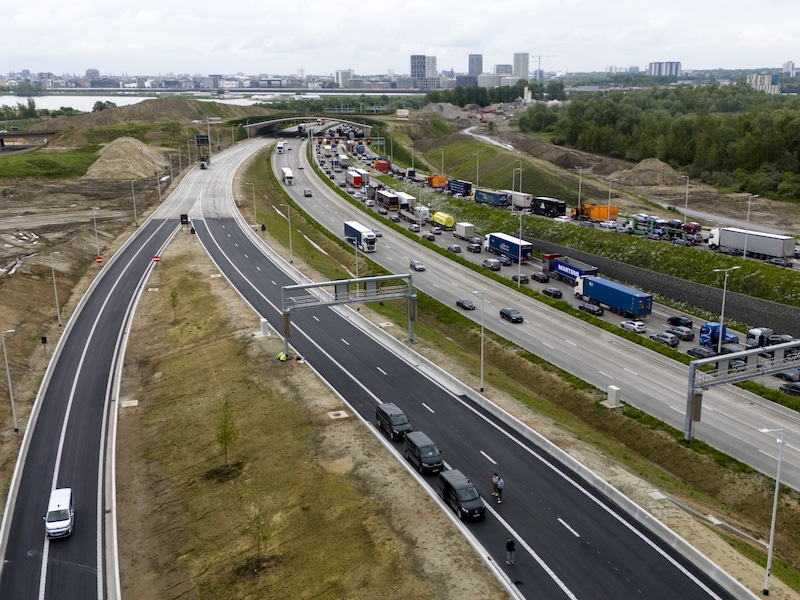 Miljoen euro om duizenden vrachtwagens  minder over Antwerpse Ring te laten rijden en files in te dammen