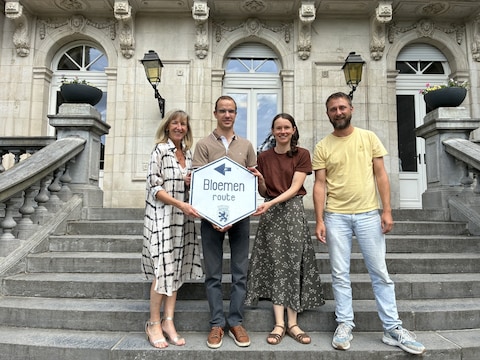 Uniek routebord uit 1974 wordt Belgisch wegenerfgoed. Burgemeester Elsie Sierens (Anders.) met Robin Stappaerts, Helena Vanommeslaeghe en Bram Verlinde
