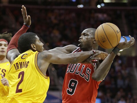 Man van de wedstrijd Luol Deng, hier aan het werk tegen Cleveland.