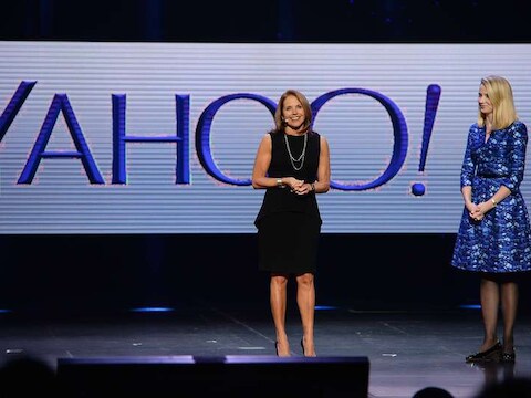 Katie Couric wordt door Marissa Meyer gepresenteerd als nieuwe presentator van Yahoo News.