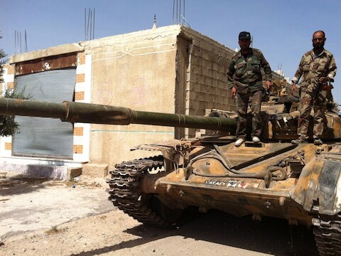Syrische regeringssoldaten bij de herovering van de strategische stad Qusayr.