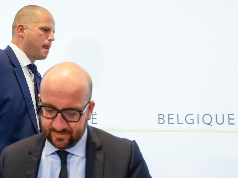 Theo Francken en Charles Michel tijdens een persconferentie vorige week.