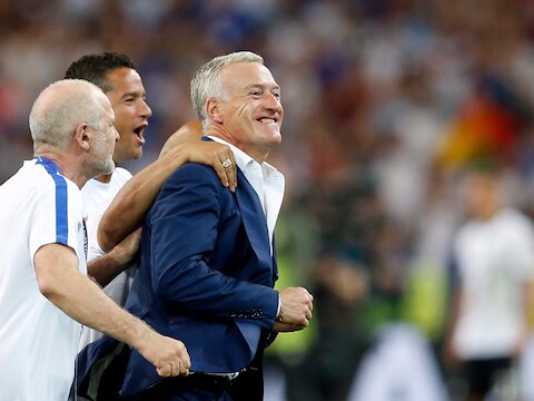 Didier Deschamps viert de kwalificatie voor de finale.