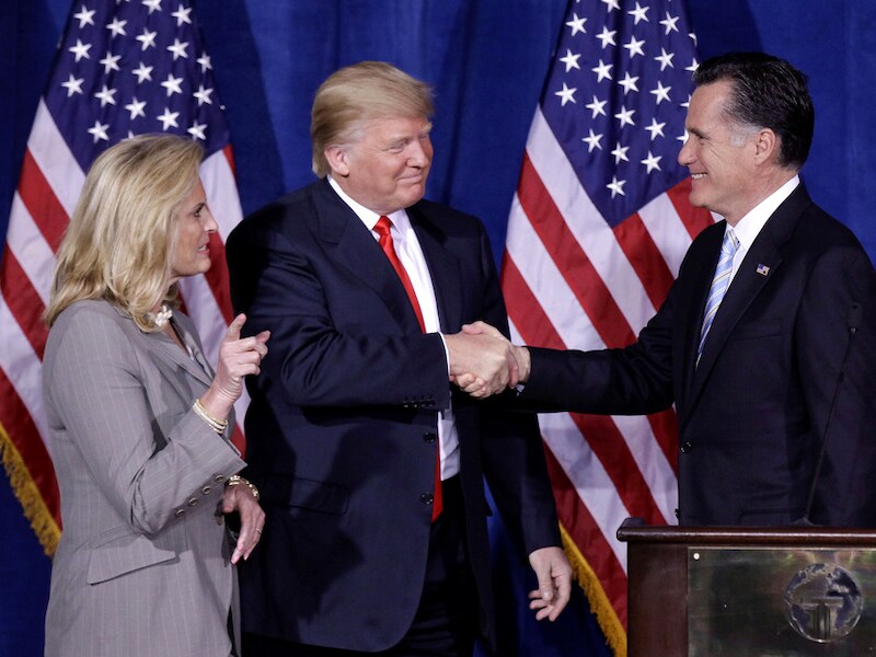 Donald Trump met Ann en Mitt Romney op 2 februari 2012 in Las Vegas.