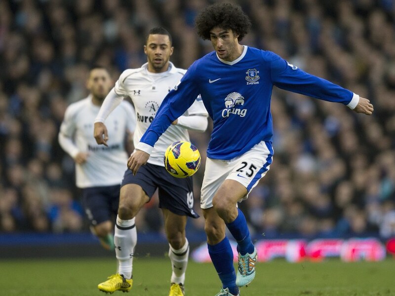 Dembélé schaduwt Fellaini.
