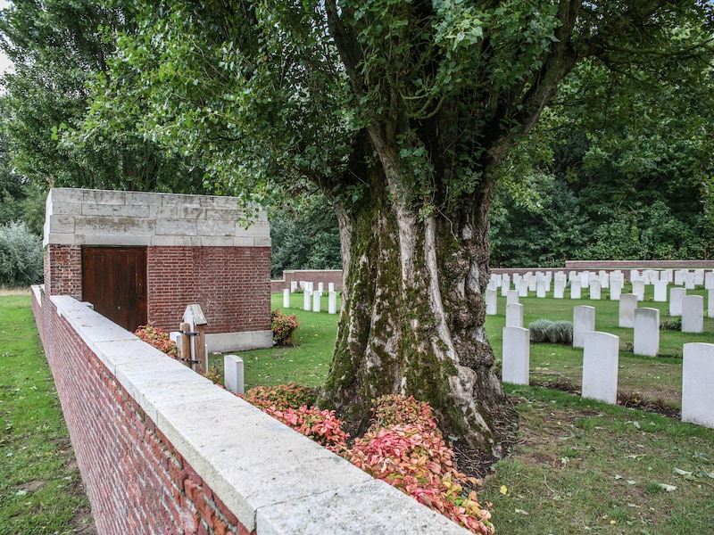 Zelf letters graveren in Portlandsteen: Woods Cemetery in Zillebeke opent deuren op Open Monumentendag