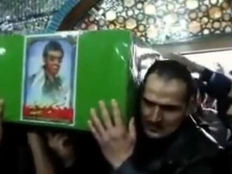 Screenshot van een begrafenis in Iran van een in Syrië gesneuvelde Afghaan.