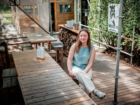 Laura combineert haar studies met drie horecazaken, nadat ze eerder al twee frietwagens opstartte.