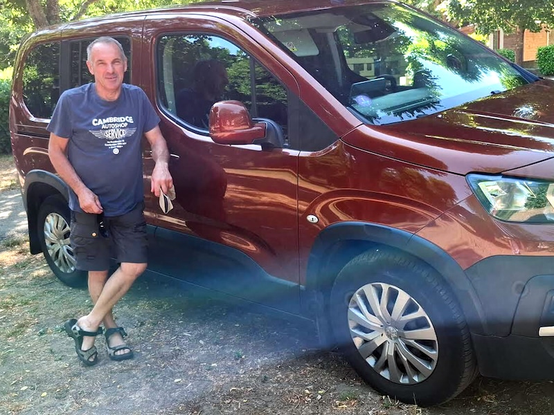 De wagen van Harry Peeters uit Averbode moet met motorproblemen naar een garage in Frankrijk.