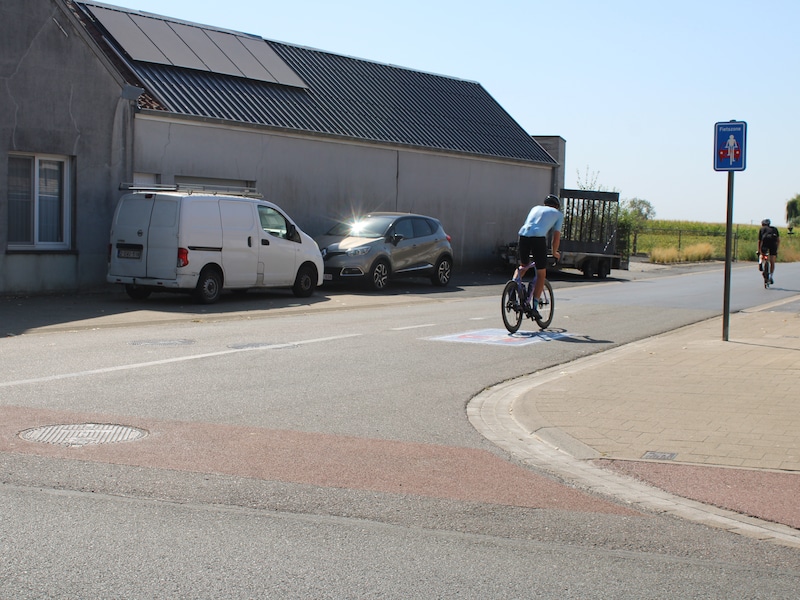 Meningen over de recent aangelegde fietszones in Alveringem zeker niet unaniem positief: “Beter iets doen aan de snelheid op de invalswegen naar het dorp”