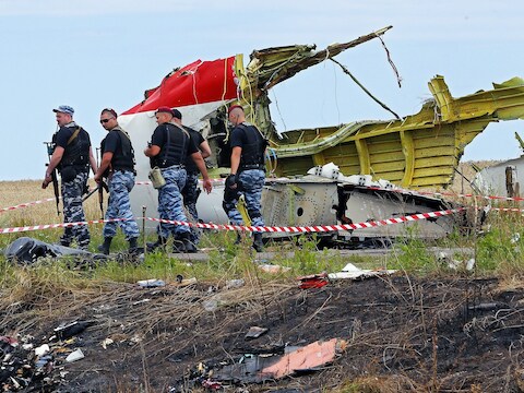 Separatisten patrouilleren nabij de crashplek.