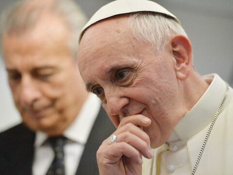 Paus Franciscus tijdens de persconferentie aan boord van het pauselijke vliegtuig terug naar Vaticaanstad.