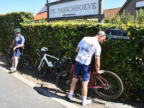 Sam Decruw (35) uit Rumbeke bekijkt de schade aan de fiets van zijn aangereden makker, in de Jeruzalemstraat in Passendale.