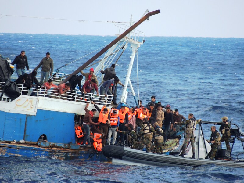 Een Belgische fregat redt 258 vluchtelingen van een boot afkomstig van Libië.