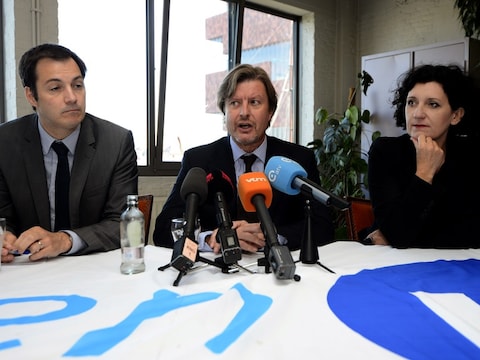 Eddy Baelemans, centraal tussen voorzitter Alexander De Croo en Antwerps lijsttrekker Annemie Turtelboom.