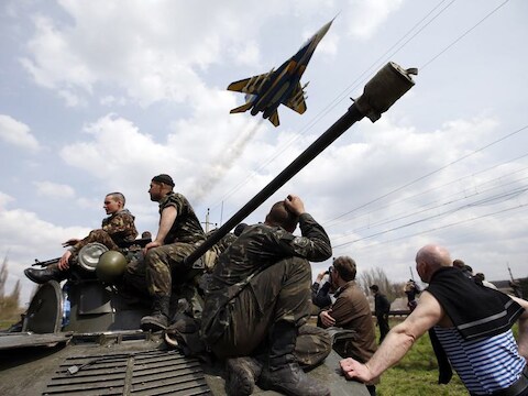 Een gevechtsvliegtuig vandaag boven Kramatorsk.