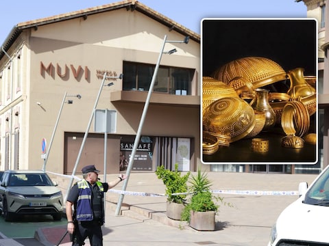 Politie bij het museum in Villena. Inzet: een blik op de goudschat.