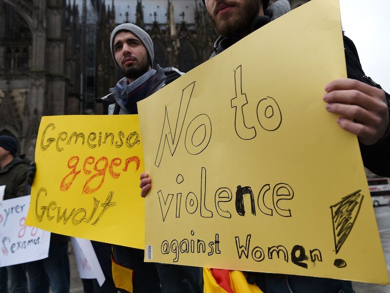 Syrische vluchtelingen protesteren tegen geweld tegen vrouwen in Keulen.