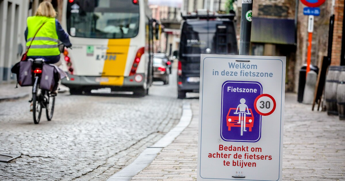 Geen fietsers inhalen en maximaal 30 kilometer per uur: grote borden ...