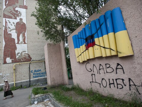 In de Oost-Oekraïense stad Artemovsk is de Oekraïense vlag overgeschilderd met de vlag van de vrije republiek Donetsk van de separatistische activisten.