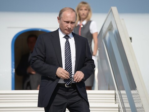 Vladimir Poetin tijdens zijn aankomst op het vliegveld in Belbek.