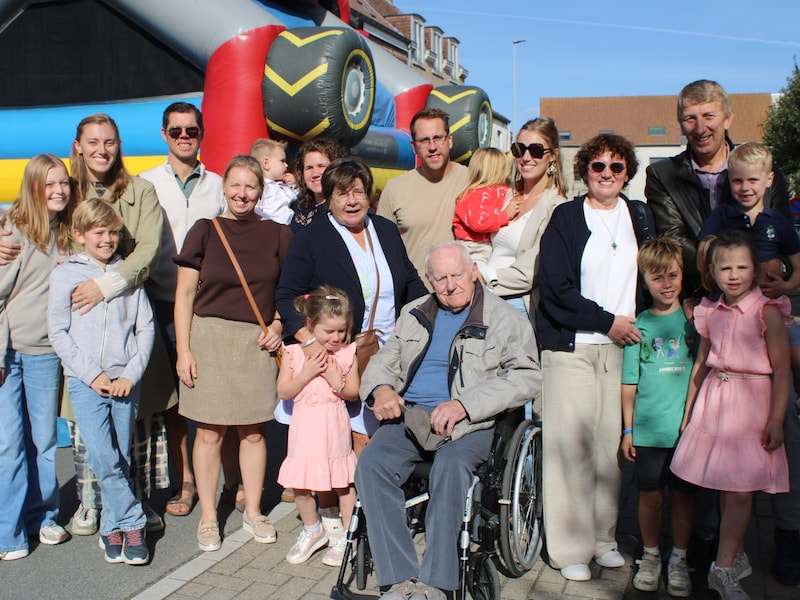 De familie Daneels kwam op Alveringem kermis de verjaardag van (klein)zoontje Lou vieren.