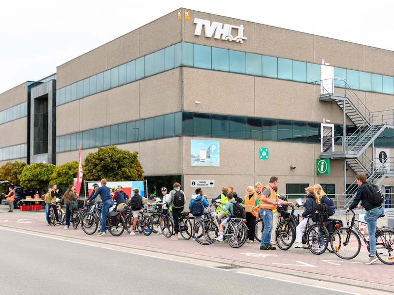 TVH trakteert voorbijrijdende fietsers op koffiekoeken en wijst tegelijk op gevaren van dode hoek