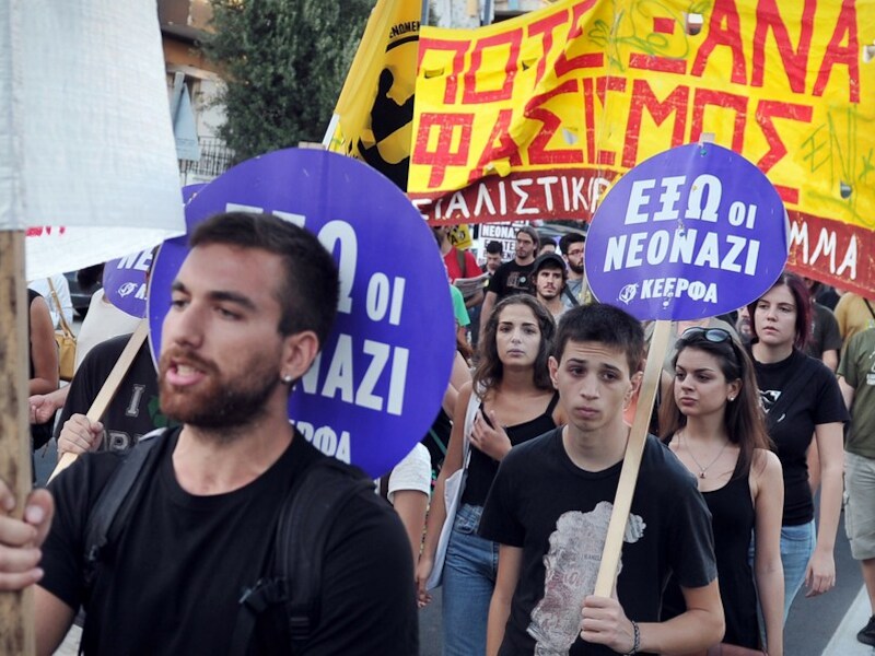 Anti-fascisme demonstranten in Athene dragen borden met het opschrift "Fascisme nooit meer opnieuw".