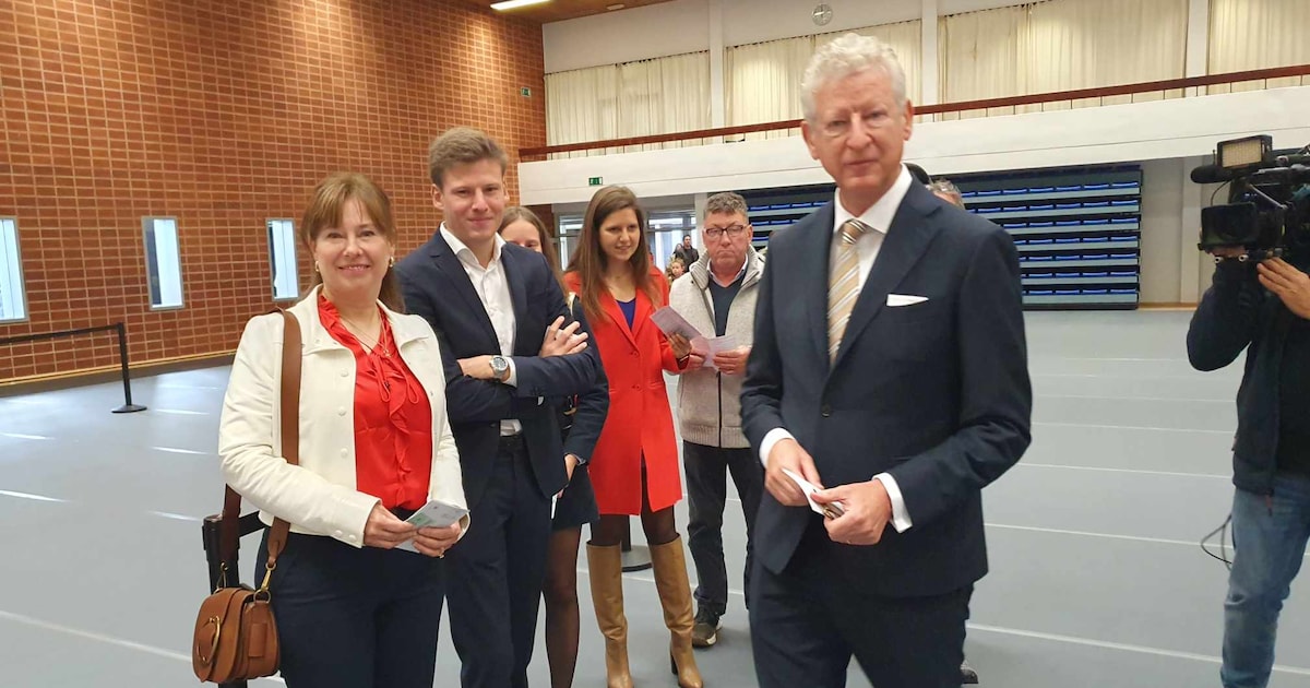 De Crem neemt hele familie mee naar stembus, daar blijft het opvallend ...