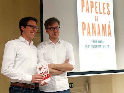De Duitse journalisten Bastian Obermayer en Frederik Obermaier van de Sueddeutsche Zeitung schreven een boek over de Panama Papers.