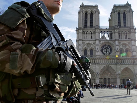 Een militair patrouilleert voor de Notre Dame in Parijs.