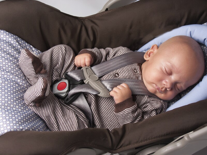 Foto ter illustratie. Ondertussen wordt de baby vervoerd in een autostoeltje.
