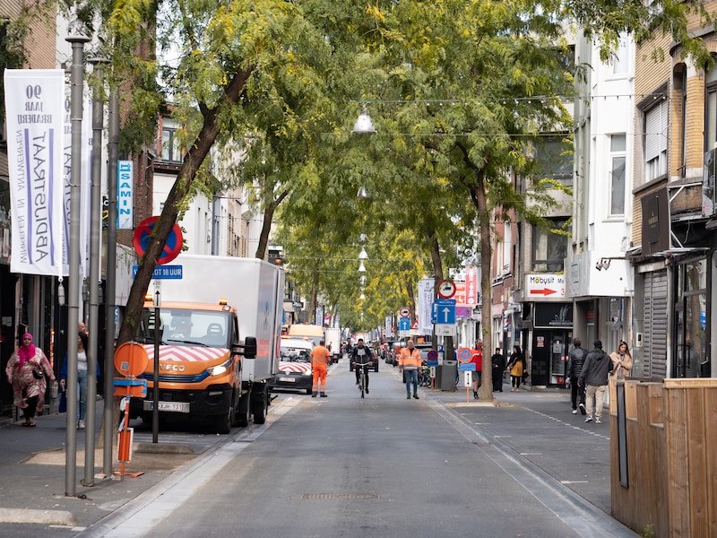 De politie controleerde donderdag zes kapperszaken op het Kiel en in Hoboken en verzegelde één zaak gerechtelijk.