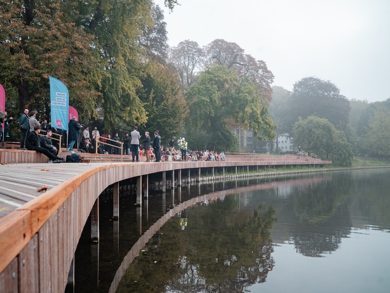 Het nieuwe ponton op de vijver van het Antwerpse Stadspark. 