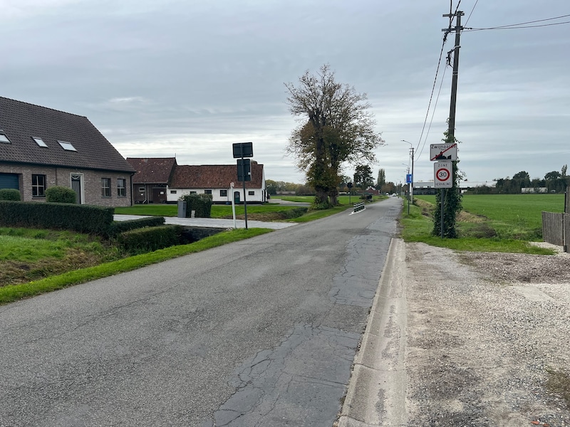 De Krekelstraat in Zwijnaarde blijft voorlopig wachten op een heraanleg die de verkeersveiligheid moet verbeteren.  