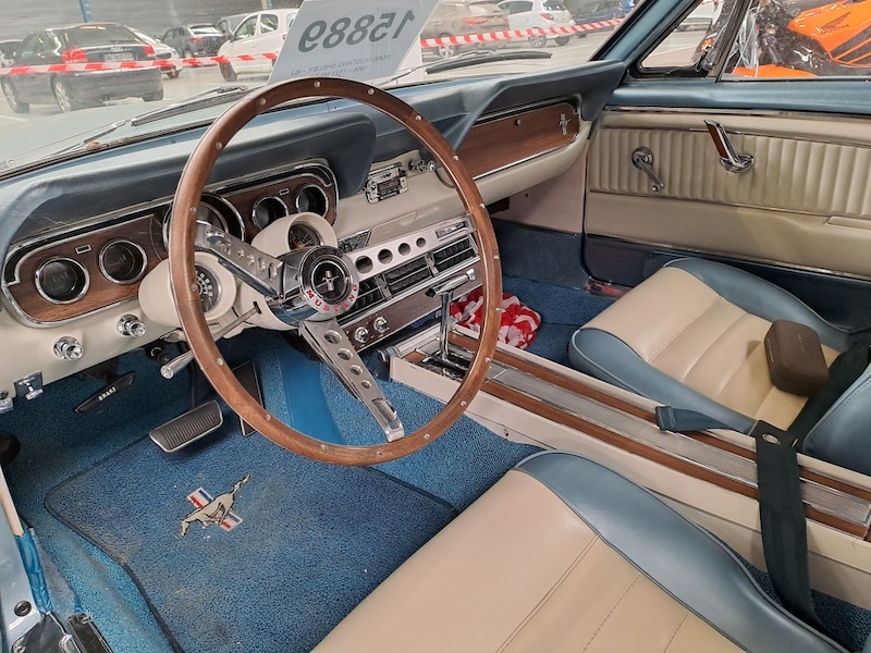 The classic interior of the Ford Mustang Shelby (1967).