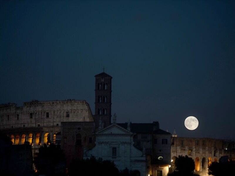 Op 22 juni stond een supermaan aan de hemel, hier boven het Colosseum in Rome.