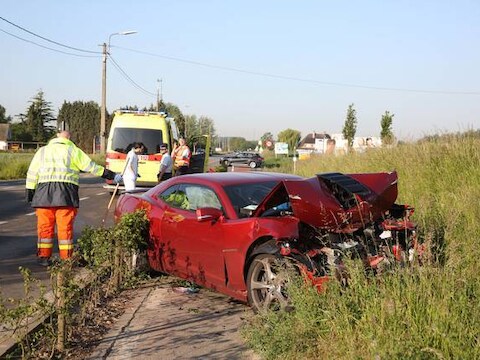 Van de rode Chevrolet Camaro van Gohi Bi Cyriac blijft nog weinig over.